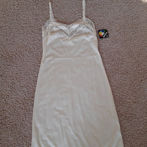 Vintage Ladies Antron nylon full slip Size 34 Made in Canada - Picture 6 of 7